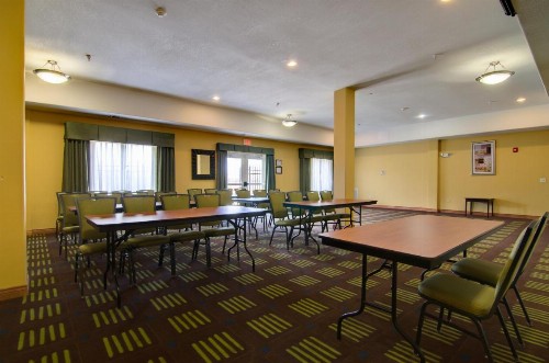 Holiday Inn Express Hotel & Suites Kansas City Sports Complex an IHG Hotel - image 27