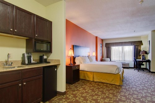 Holiday Inn Express Hotel & Suites Kansas City Sports Complex an IHG Hotel - image 47