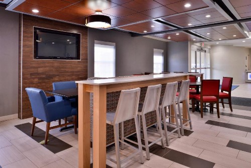 Holiday Inn Express Hotel & Suites North Kansas City an IHG Hotel - image 4