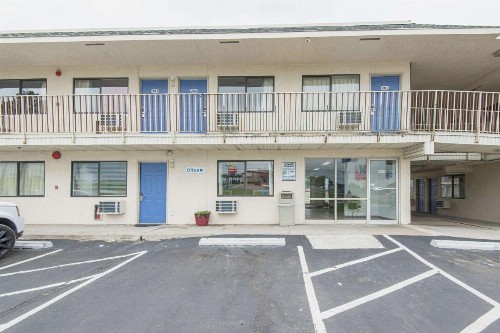 Motel 6-Kansas City MO - Airport - image 4