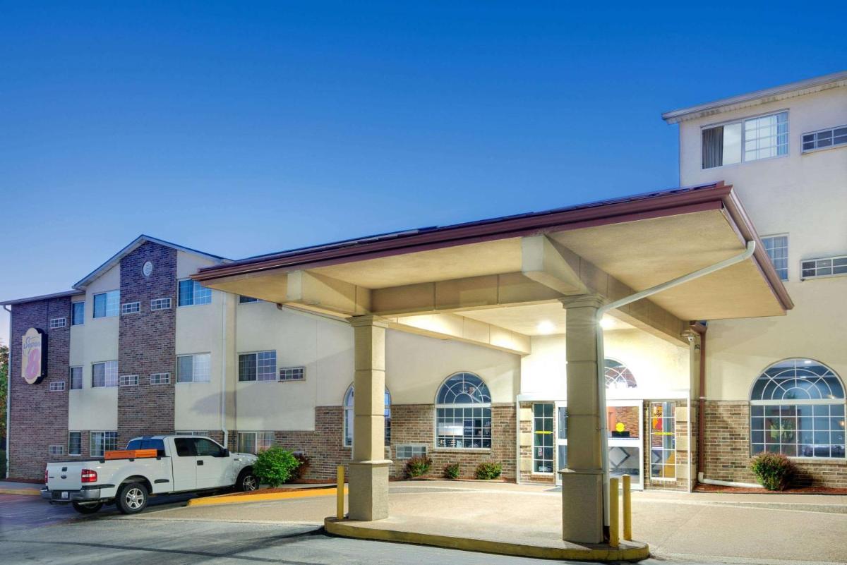 Super 8 by Wyndham Kansas City - main image