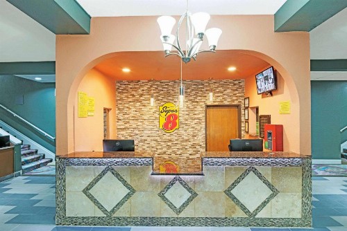 Super 8 by Wyndham Kansas City - image 2