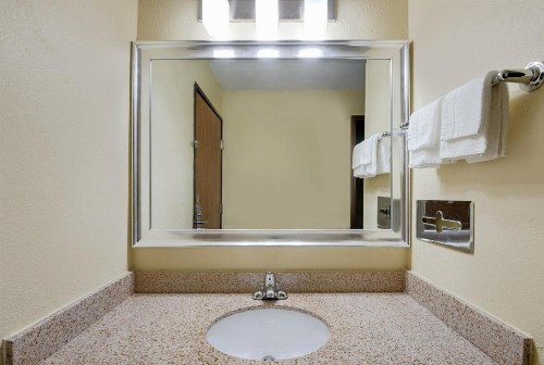 Super 8 by Wyndham Kansas City - image 20