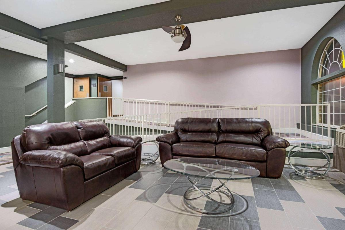 Super 8 by Wyndham Kansas City - image 3