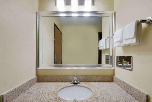 Super 8 by Wyndham Kansas City - image 6
