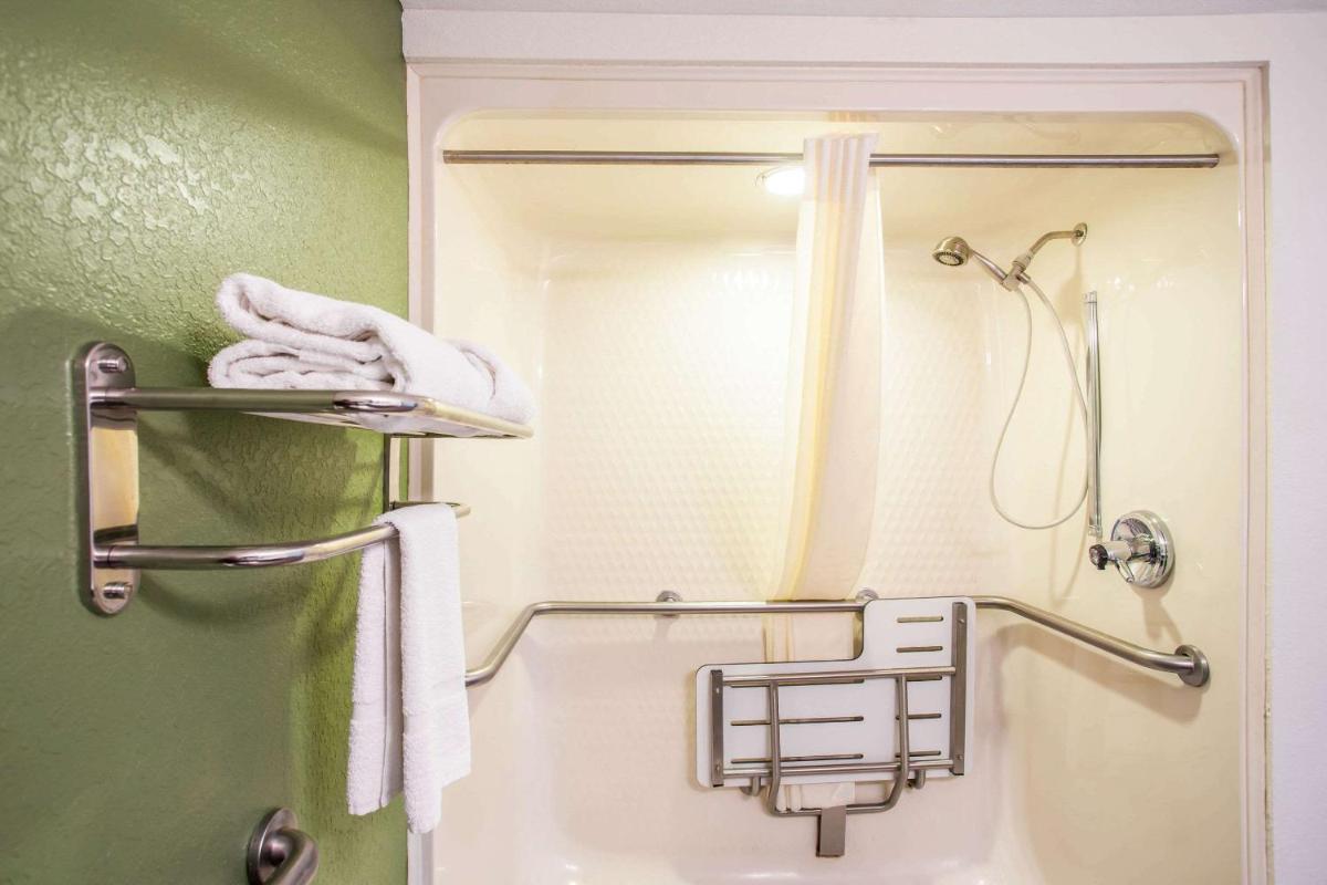 Sleep Inn Kansas City International Airport - image 4