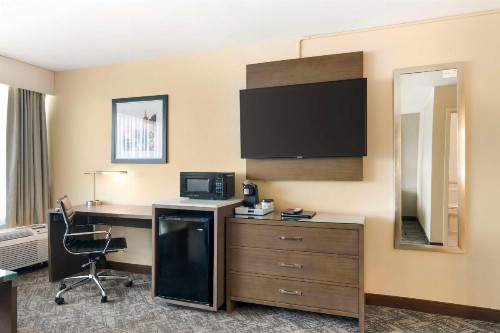 Best Western Premier Kansas City Sports Complex Hotel - image 27