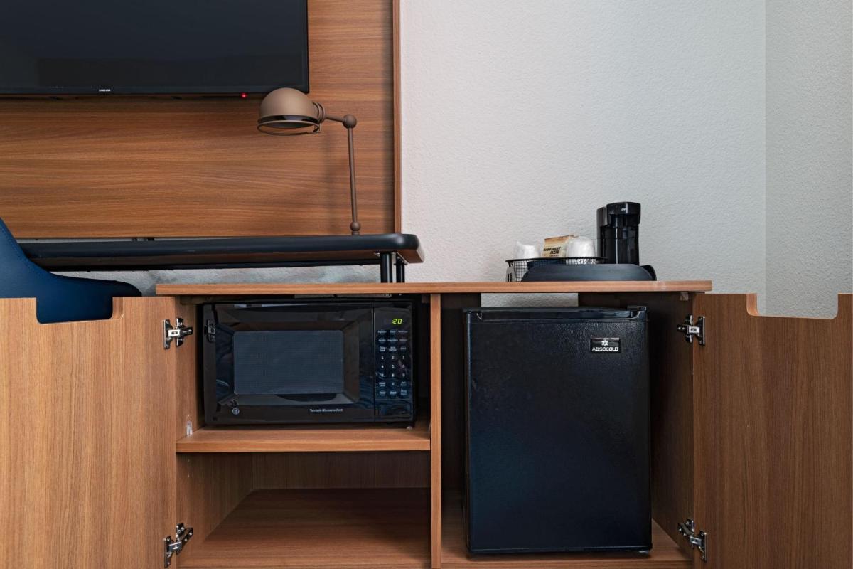 Fairfield Inn & Suites Kansas City Airport - image 7