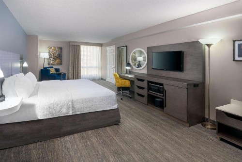 Hampton Inn & Suites Country Club Plaza - image 10