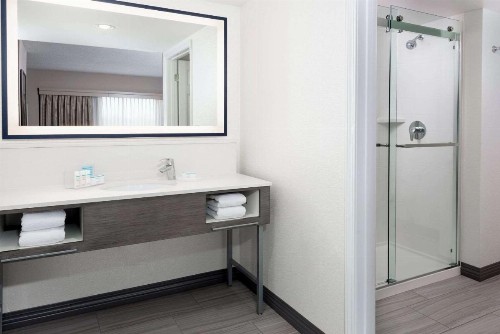 Hampton Inn & Suites Country Club Plaza - image 16
