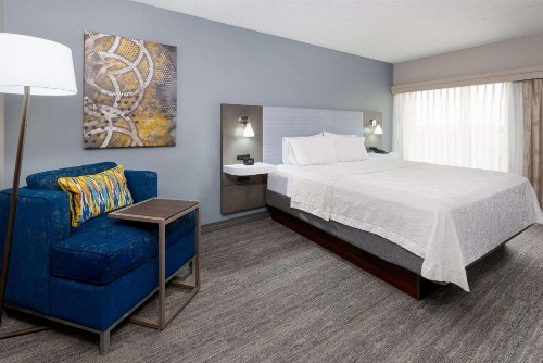 Hampton Inn & Suites Country Club Plaza - image 17