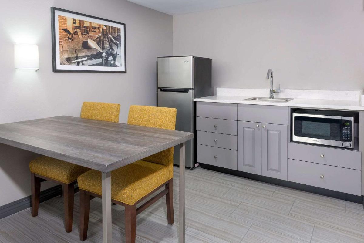 Hampton Inn & Suites Country Club Plaza - image 2
