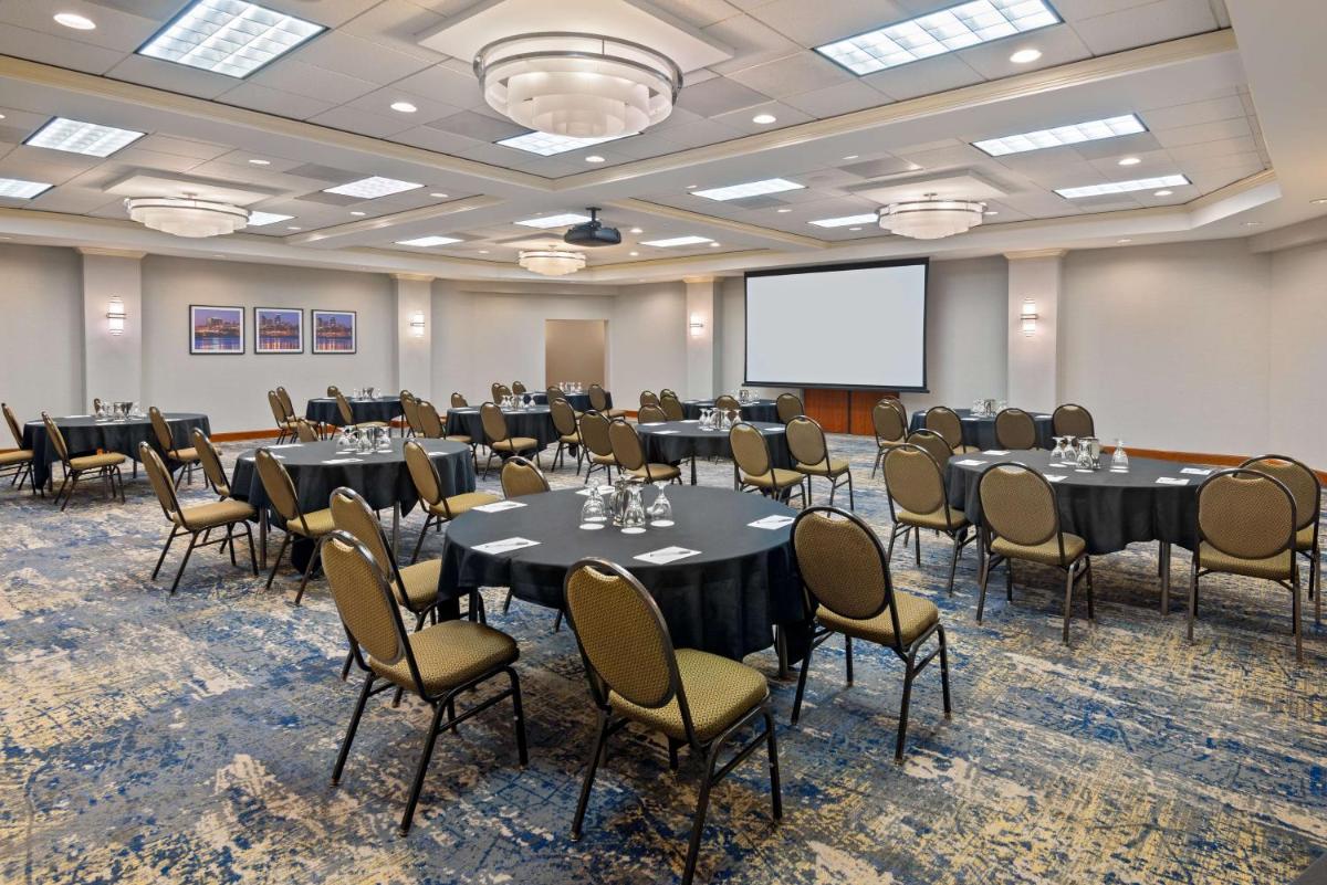 Hampton Inn & Suites Country Club Plaza - image 4