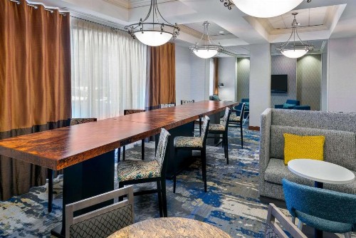 Hampton Inn & Suites Country Club Plaza - image 49