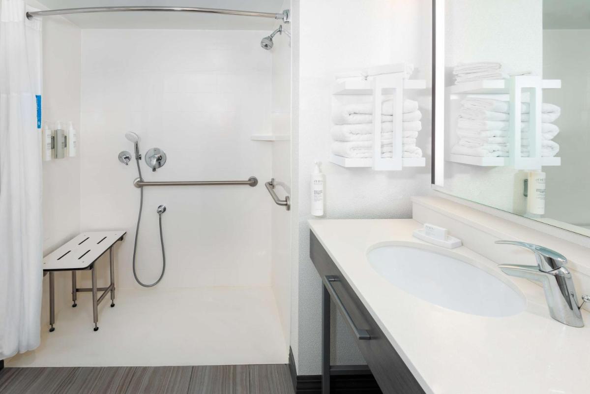 Hampton Inn & Suites Country Club Plaza - image 5