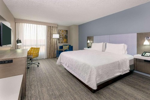 Hampton Inn & Suites Country Club Plaza - image 9