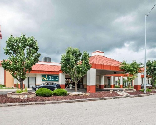 Quality Inn & Suites Kansas City I-435N Near Sports Complex