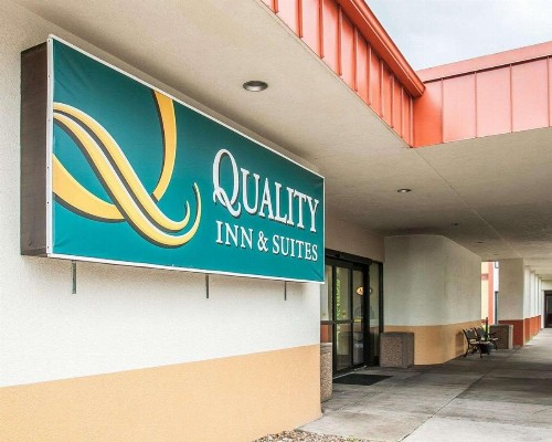 Quality Inn & Suites Kansas City I-435N Near Sports Complex - image 2