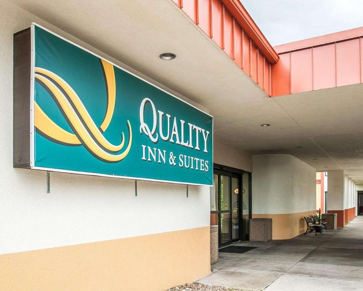 Quality Inn & Suites Kansas City I-435N Near Sports Complex - image 2