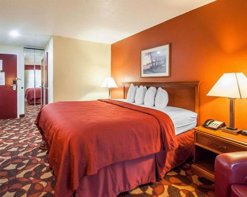 Quality Inn & Suites Kansas City I-435N Near Sports Complex - image 3