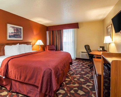 Quality Inn & Suites Kansas City I-435N Near Sports Complex - image 4