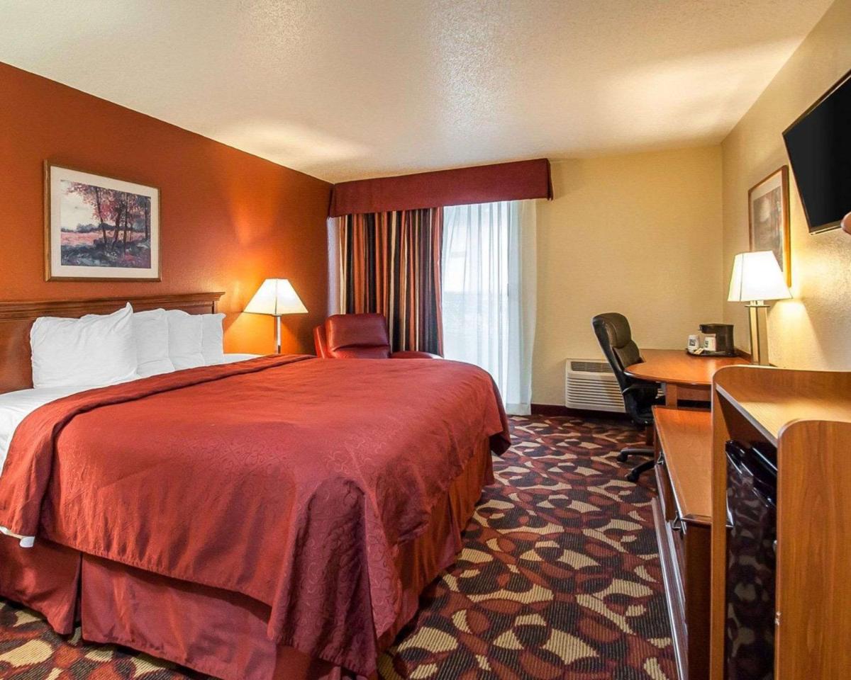 Quality Inn & Suites Kansas City I-435N Near Sports Complex - image 4