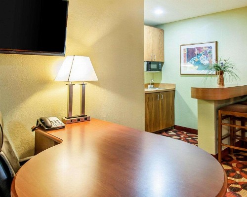 Quality Inn & Suites Kansas City I-435N Near Sports Complex - image 5