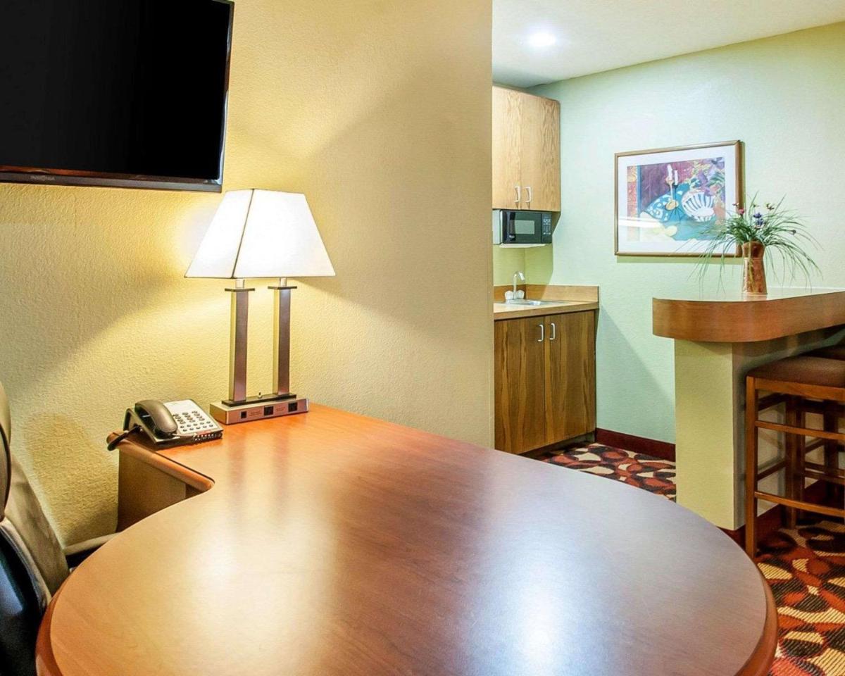 Quality Inn & Suites Kansas City I-435N Near Sports Complex - image 5