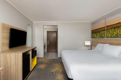 Days Inn & Suites by Wyndham Kansas City - Arrowhead Chiefs Stadium