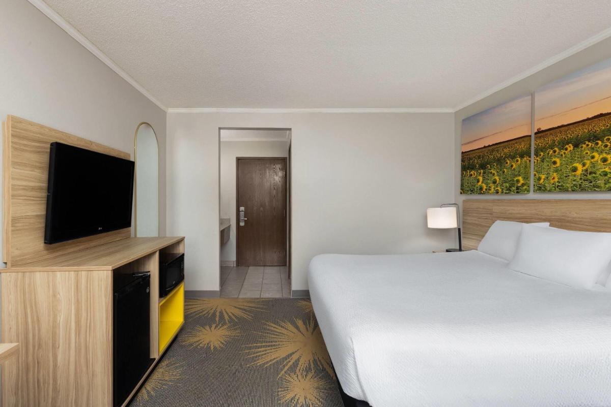 Days Inn & Suites by Wyndham Kansas City - Arrowhead Chiefs Stadium - main image