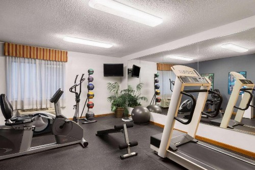 Days Inn & Suites by Wyndham Kansas City - Arrowhead Chiefs Stadium - image 10