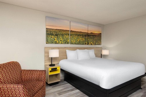 Days Inn & Suites by Wyndham Kansas City - Arrowhead Chiefs Stadium - image 11