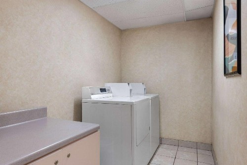 Days Inn & Suites by Wyndham Kansas City - Arrowhead Chiefs Stadium - image 12