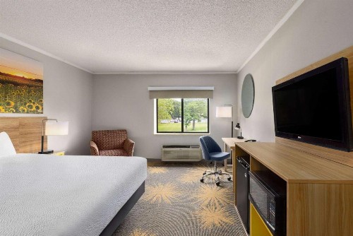 Days Inn & Suites by Wyndham Kansas City - Arrowhead Chiefs Stadium - image 15