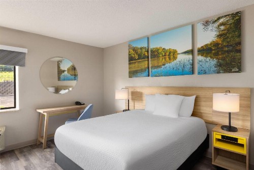 Days Inn & Suites by Wyndham Kansas City - Arrowhead Chiefs Stadium - image 16