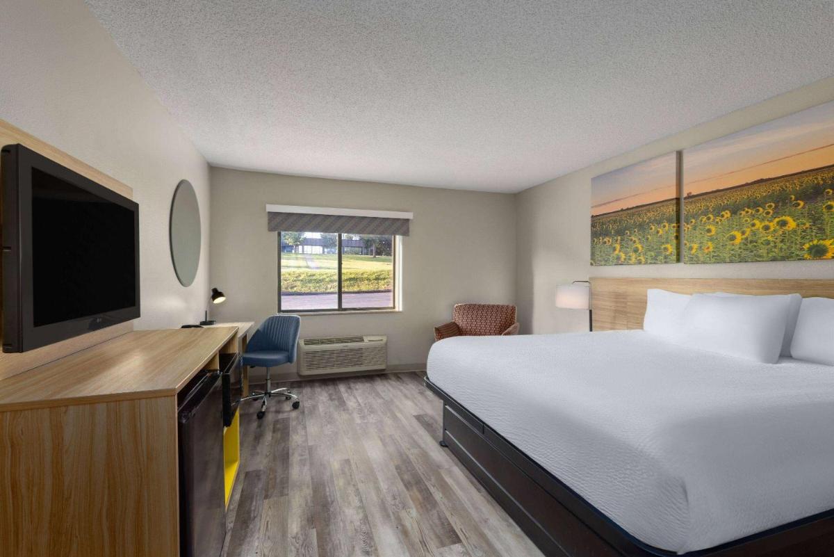 Days Inn & Suites by Wyndham Kansas City - Arrowhead Chiefs Stadium - image 2