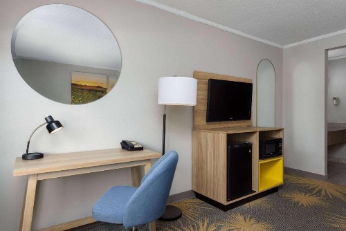 Days Inn & Suites by Wyndham Kansas City - Arrowhead Chiefs Stadium - image 20