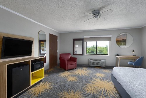 Days Inn & Suites by Wyndham Kansas City - Arrowhead Chiefs Stadium - image 21