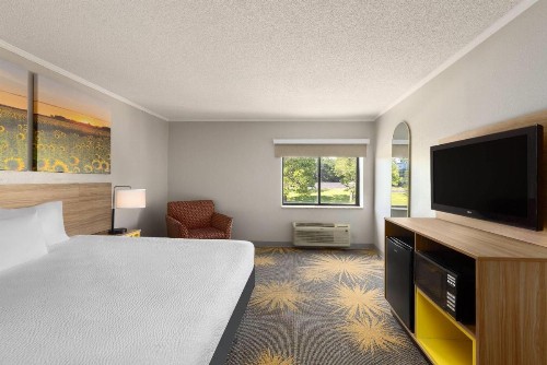 Days Inn & Suites by Wyndham Kansas City - Arrowhead Chiefs Stadium - image 22