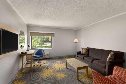 Days Inn & Suites by Wyndham Kansas City - Arrowhead Chiefs Stadium - image 23