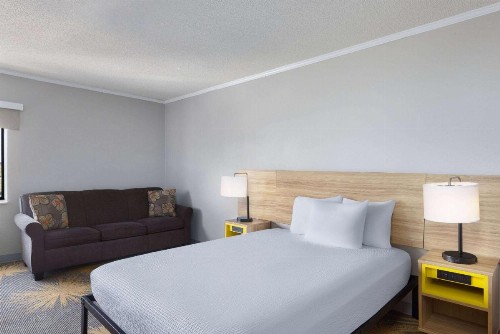 Days Inn & Suites by Wyndham Kansas City - Arrowhead Chiefs Stadium - image 25