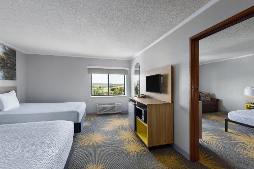 Days Inn & Suites by Wyndham Kansas City - Arrowhead Chiefs Stadium - image 27