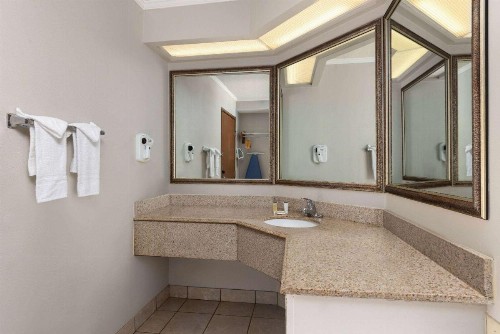 Days Inn & Suites by Wyndham Kansas City - Arrowhead Chiefs Stadium - image 28