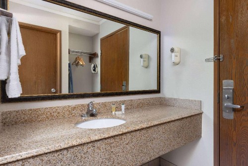 Days Inn & Suites by Wyndham Kansas City - Arrowhead Chiefs Stadium - image 29