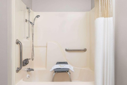 Days Inn & Suites by Wyndham Kansas City - Arrowhead Chiefs Stadium - image 30