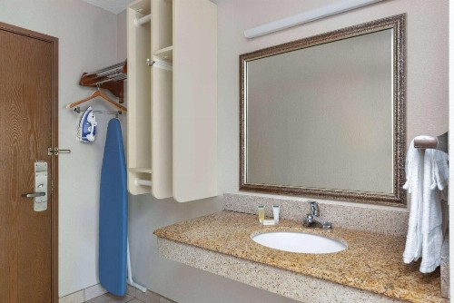 Days Inn & Suites by Wyndham Kansas City - Arrowhead Chiefs Stadium - image 31