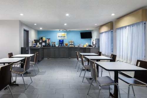 Days Inn & Suites by Wyndham Kansas City - Arrowhead Chiefs Stadium - image 33