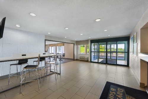 Days Inn & Suites by Wyndham Kansas City - Arrowhead Chiefs Stadium - image 34