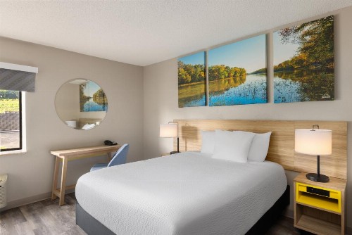 Days Inn & Suites by Wyndham Kansas City - Arrowhead Chiefs Stadium - image 35