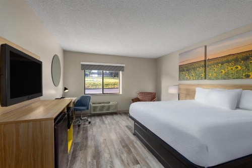 Days Inn & Suites by Wyndham Kansas City - Arrowhead Chiefs Stadium - image 39
